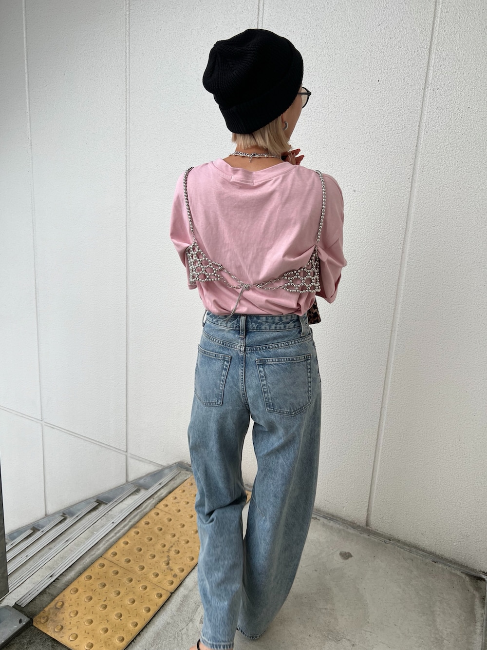「ロゴT、ビックT、デニム、デニムパンツ、パンツスタイル、夏コーデ、158cm、骨格ナチュラル、ママコーデ、30代コーデ、ビスチェ、カジュアル、カジュアルコーデ、おでかけコーデ、大人カジュアル」｜「JEANASISのBeads bustier/991900（ベスト、シルバー系）」を使った、12anna23さん（レディース・158cm）の夏コーディネートの2枚目の写真