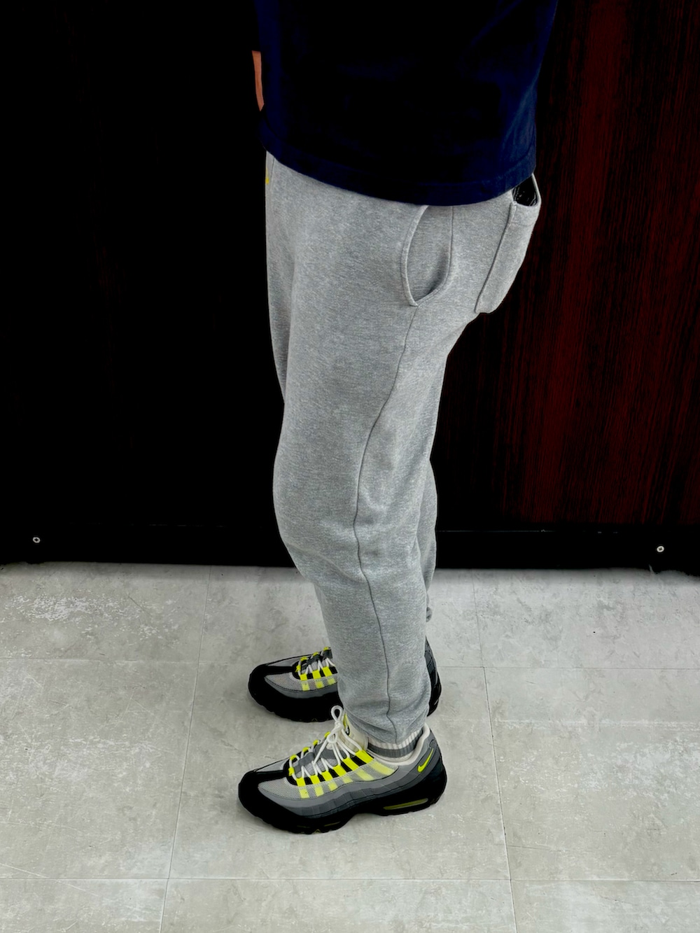 「airmax95、スニーカー、スウェット、ロンT、supreme、THE NORTH FACE、休日スタイル、シンプルコーデ、大人カジュアル、ユニクロ、UNIQLO、スニーカーコーデ」｜「NIKEのアイテム（スニーカー、グレー系）」を使った、TOMOさん（メンズ・165cm）の春コーディネートの2枚目の写真