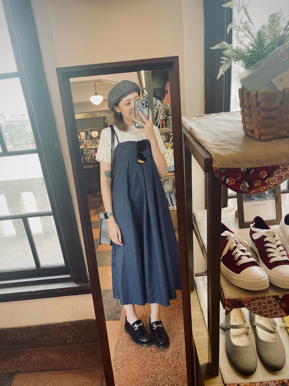 ブラウン系のバックパック/リュック、ブラック系のローファーを着用したレディースの秋コーディネートの2枚目の写真