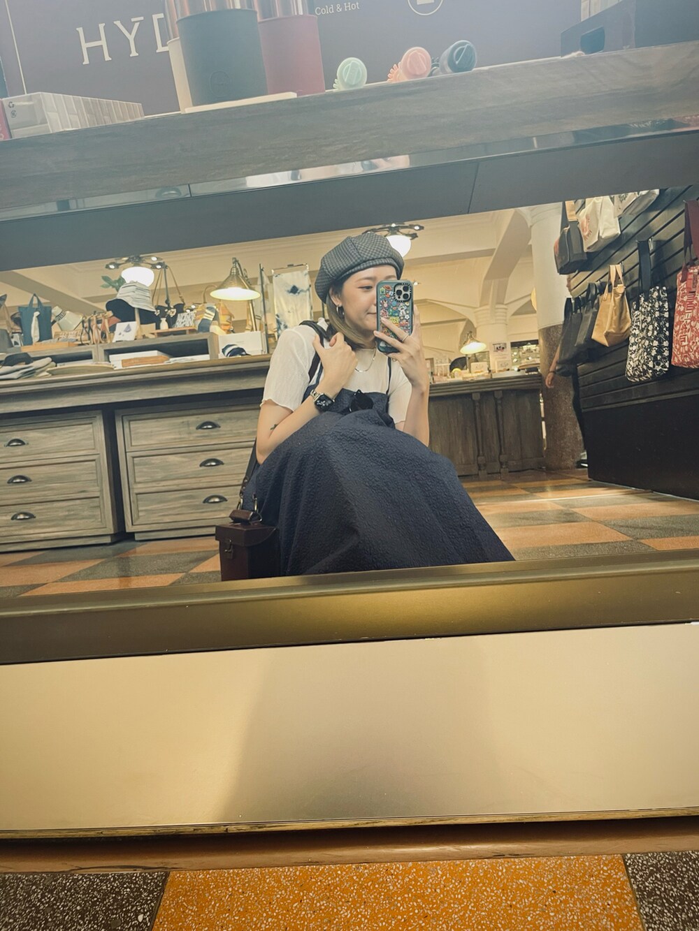 ブラウン系のバックパック/リュック、ブラック系のローファーを着用したレディースの秋コーディネートの3枚目の写真