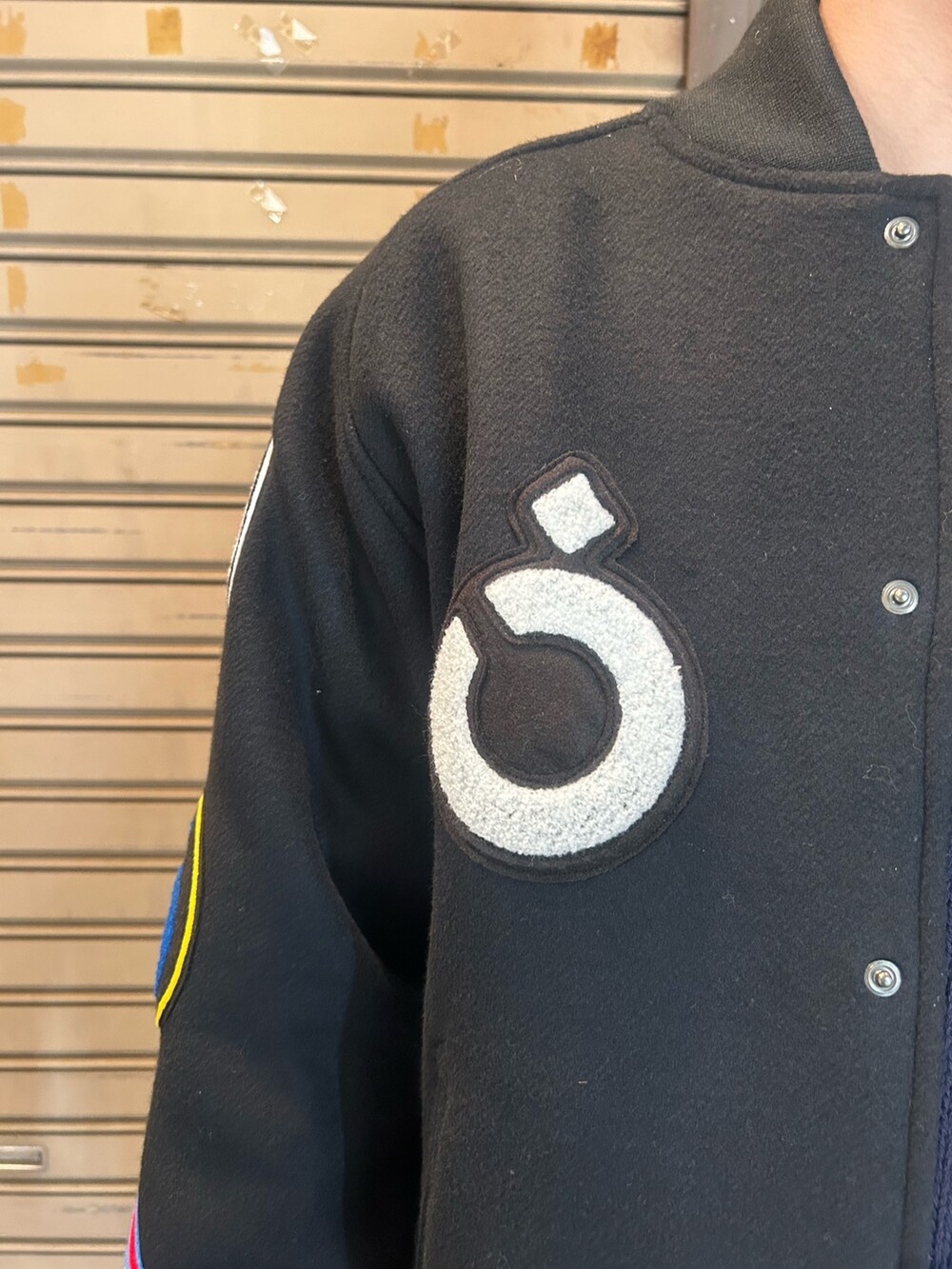 ブラック系のジャケット/アウターを着用したメンズの秋コーディネートの3枚目の写真