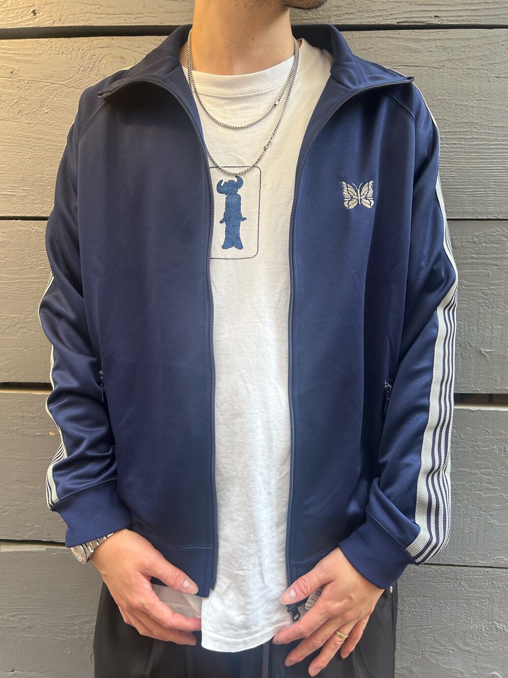 ブラック系のチノパンツ、ブラック系のサンダルを着用したメンズの秋コーディネートの2枚目の写真