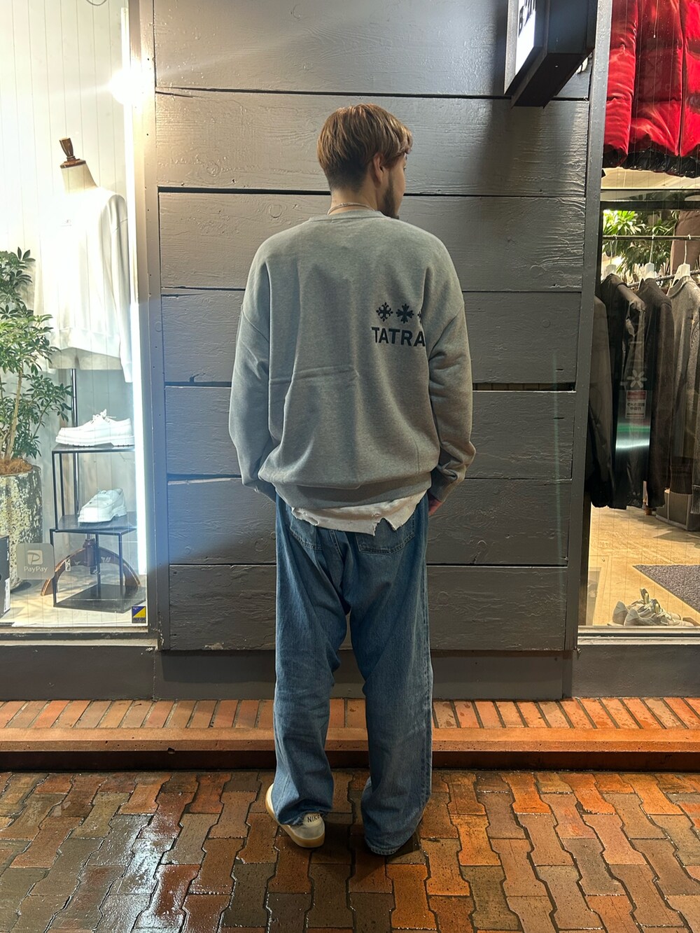 グレー系のスウェットを着用したメンズの秋コーディネートの2枚目の写真