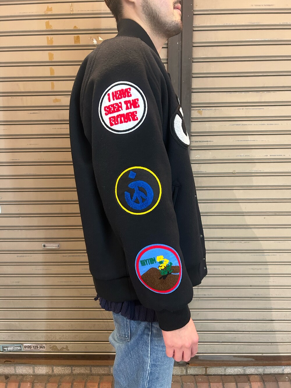 ブラック系のジャケット/アウターを着用したメンズの秋コーディネートの5枚目の写真