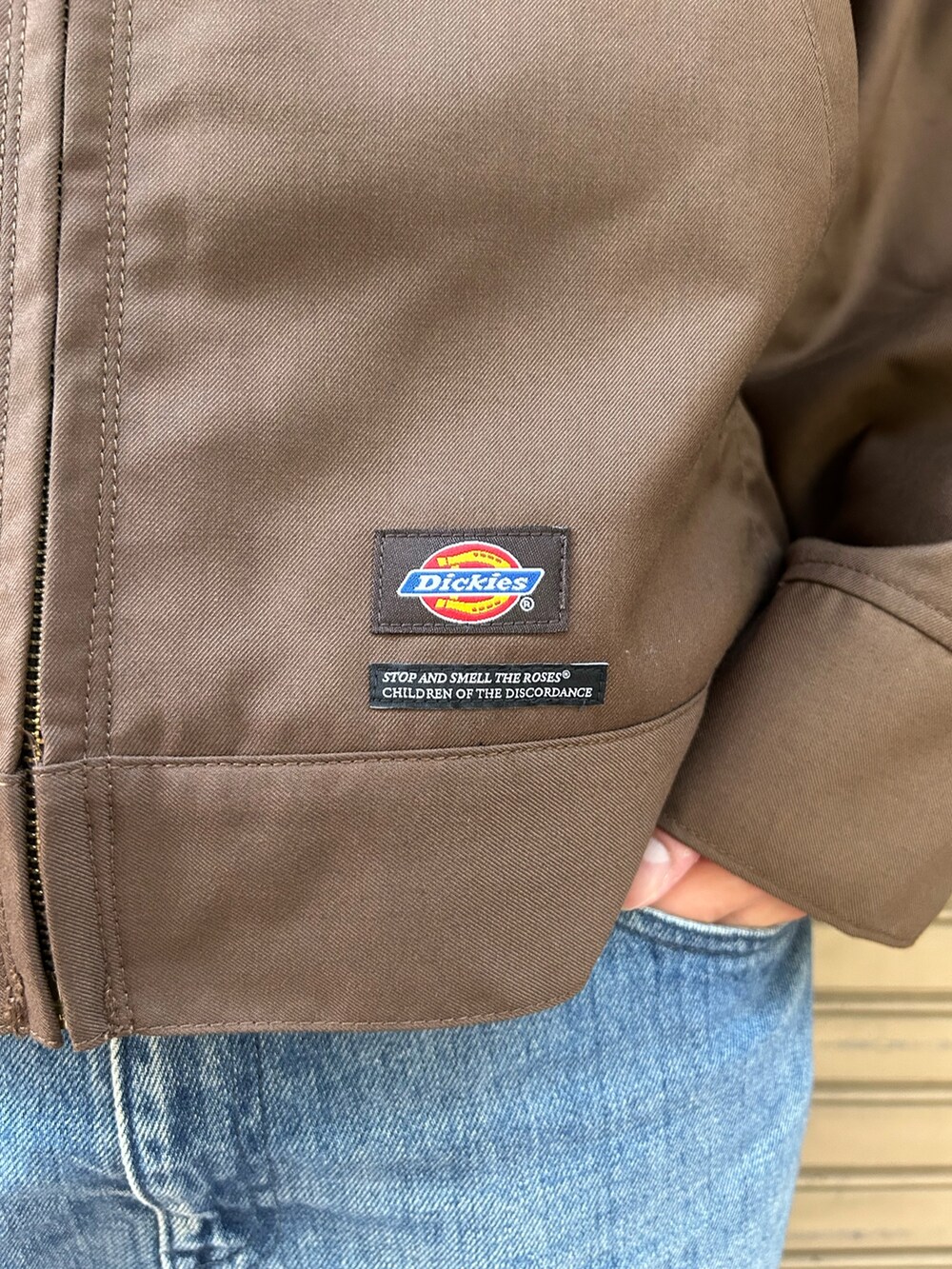 ブラウン系のその他アウターを着用したメンズの秋コーディネートの3枚目の写真