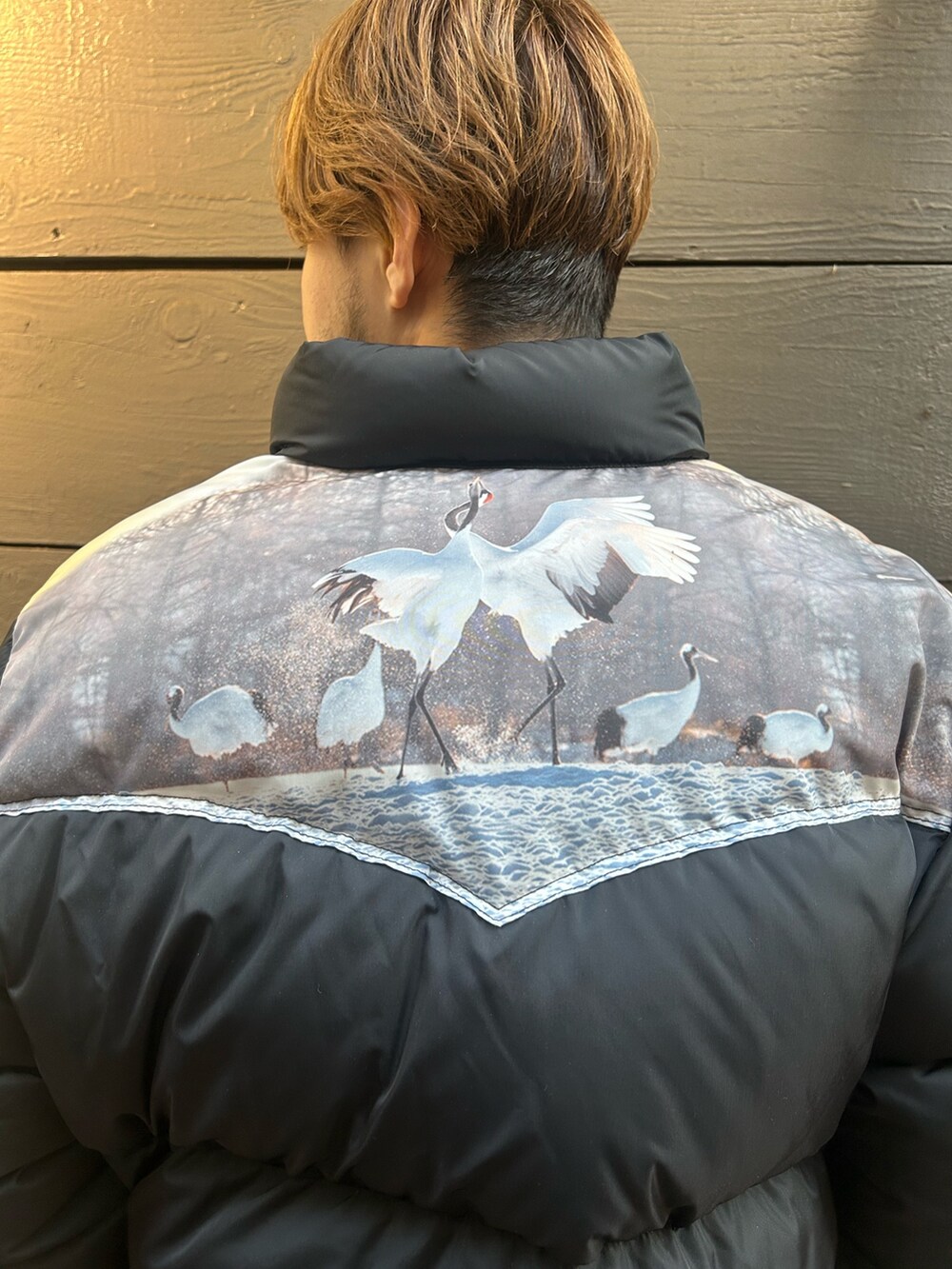 ブラック系のダウンジャケット/コートを着用したメンズの秋コーディネートの4枚目の写真