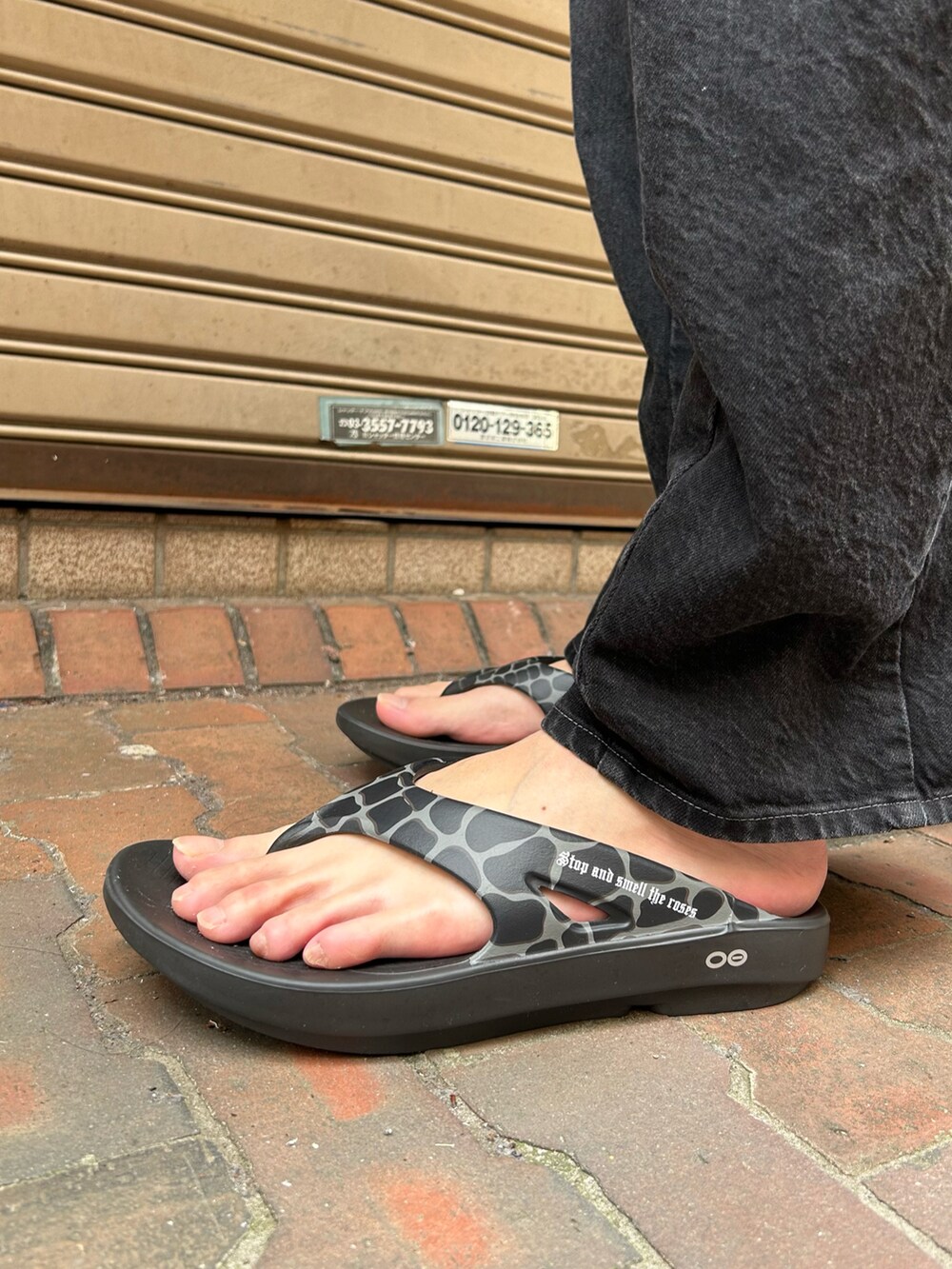 ブラック系のTシャツ/カットソー、ブラック系のパンツ、ブラック系のシューズを着用したメンズの春コーディネートの3枚目の写真