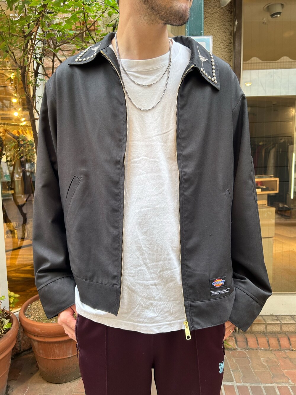 ブラック系のその他アウターを着用したメンズの秋コーディネートの2枚目の写真