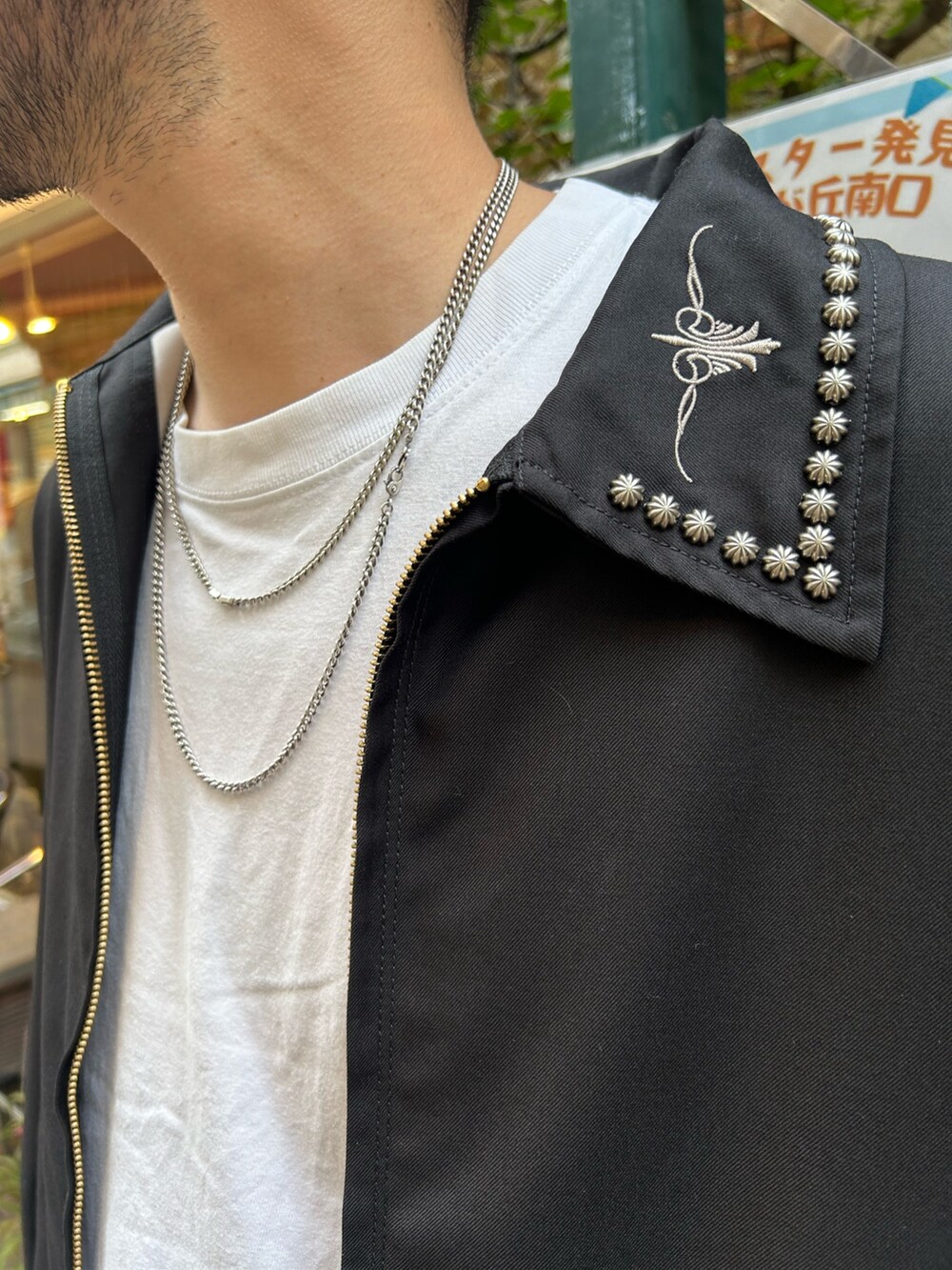 ブラック系のその他アウターを着用したメンズの秋コーディネートの3枚目の写真