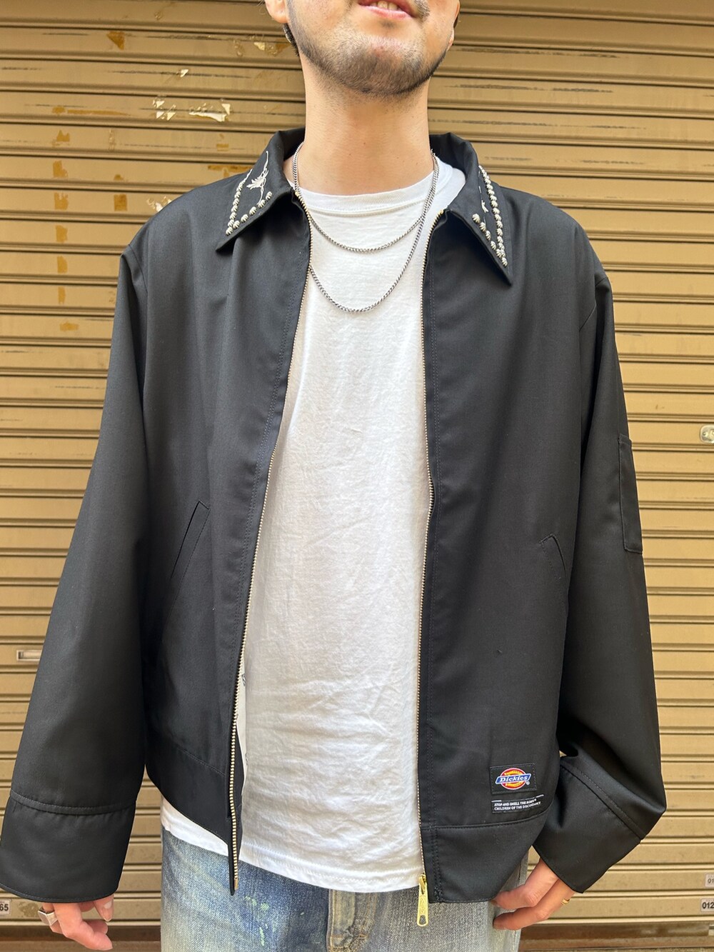 ブラック系のその他アウターを着用したメンズの秋コーディネートの2枚目の写真