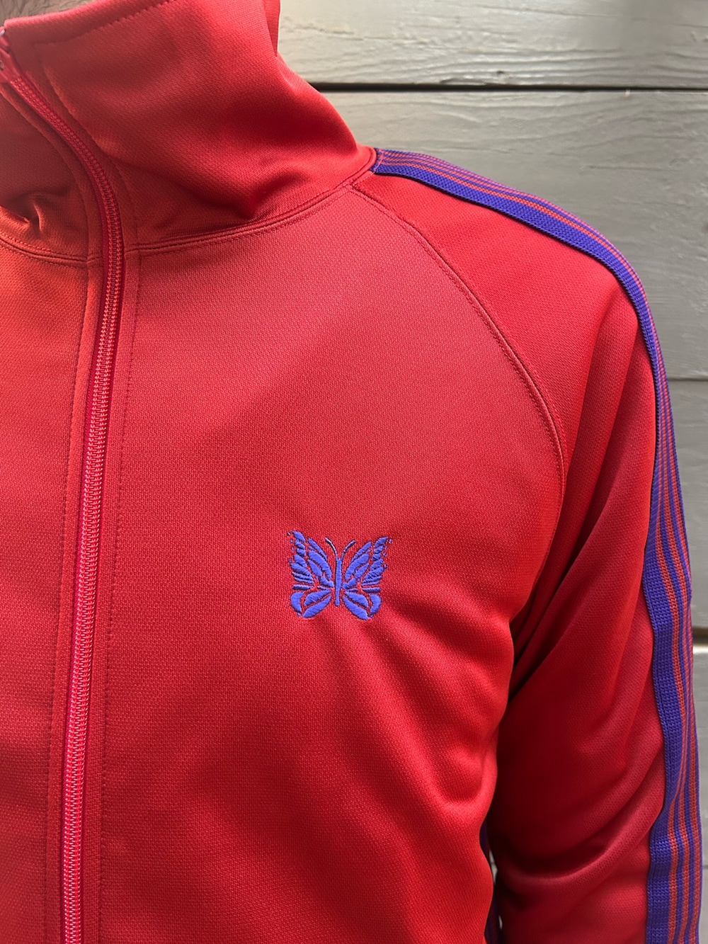 レッド系のジャケット/アウターを着用したメンズの秋コーディネートの3枚目の写真