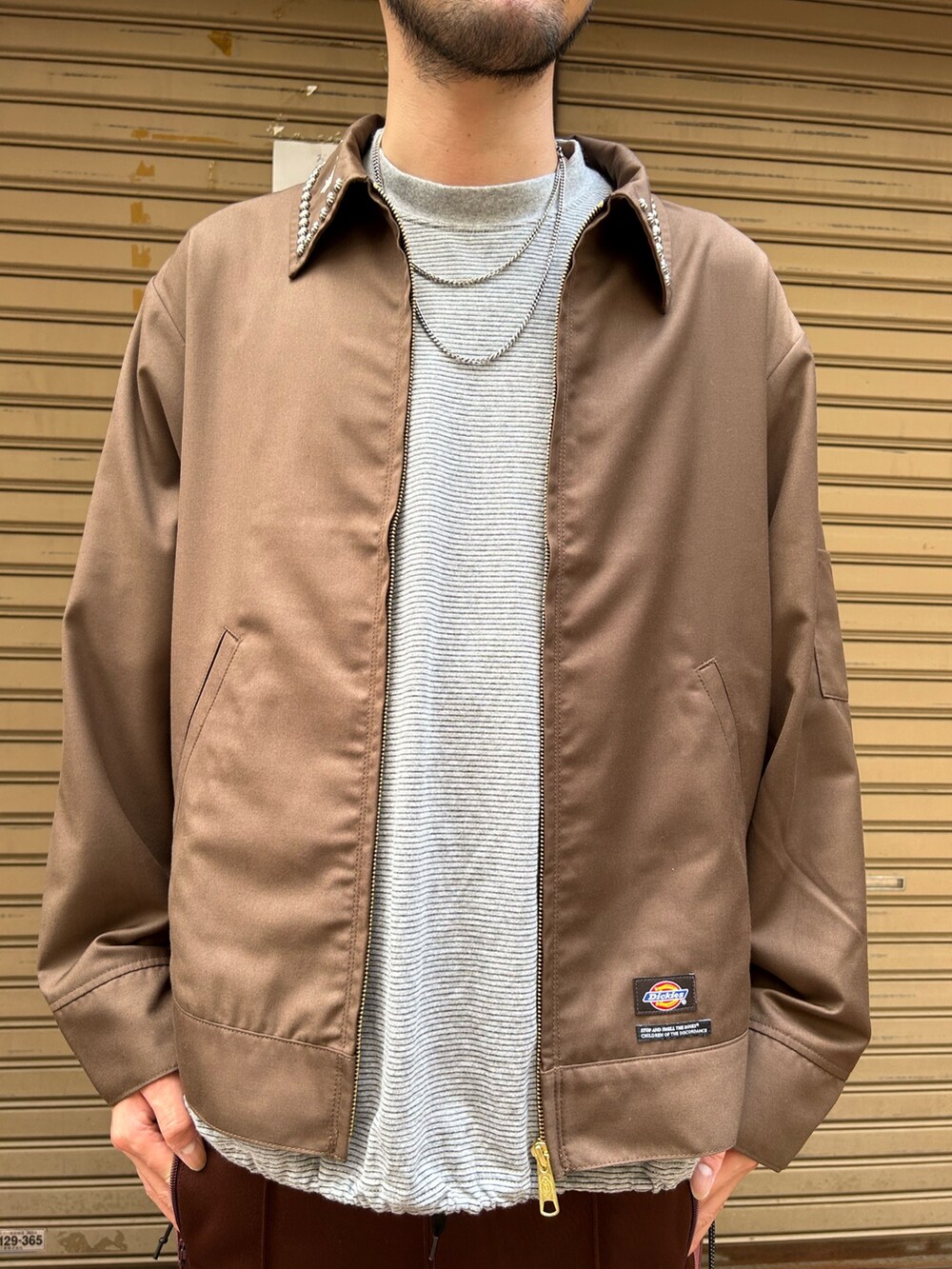 ブラック系のサンダル、ブラウン系のその他アウターを着用したメンズの秋コーディネートの2枚目の写真