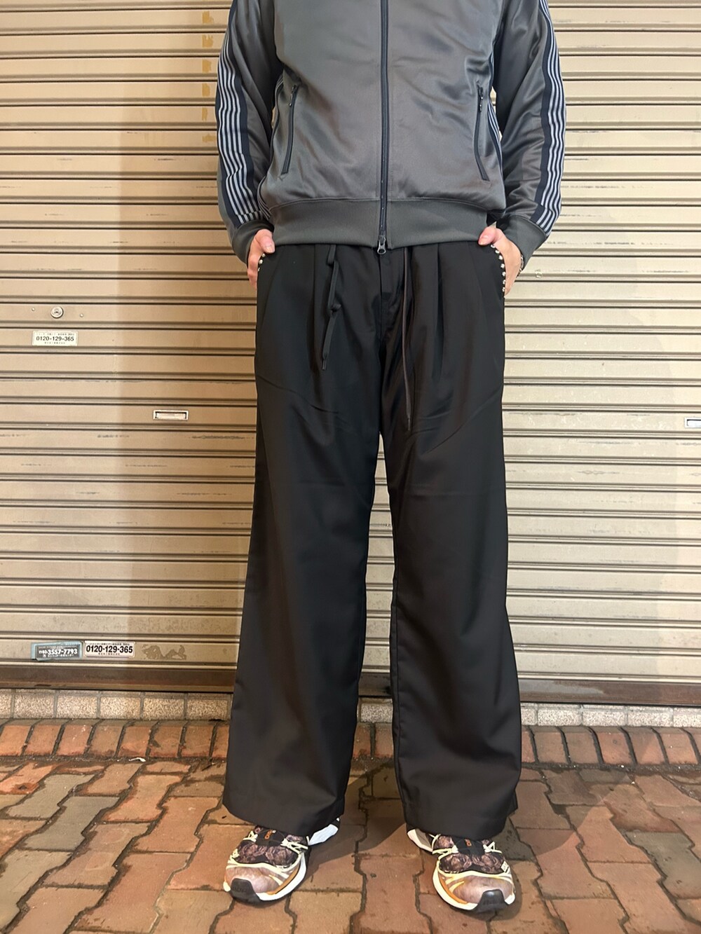 ブラック系のチノパンツを着用したメンズの秋コーディネートの2枚目の写真