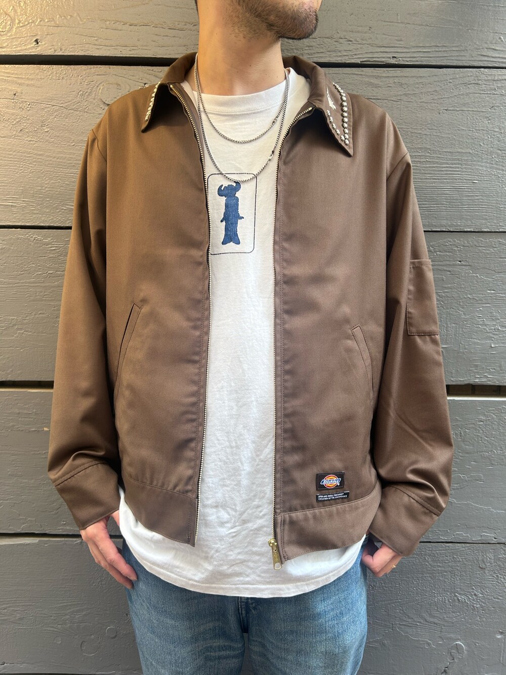 ブラウン系のその他アウター、ブラック系のサンダルを着用したメンズの秋コーディネートの2枚目の写真