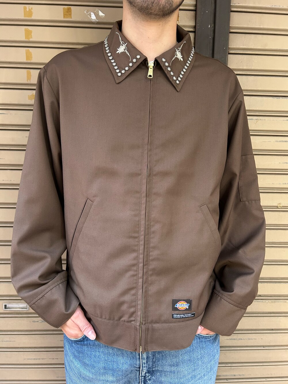 ブラウン系のその他アウターを着用したメンズの秋コーディネートの2枚目の写真