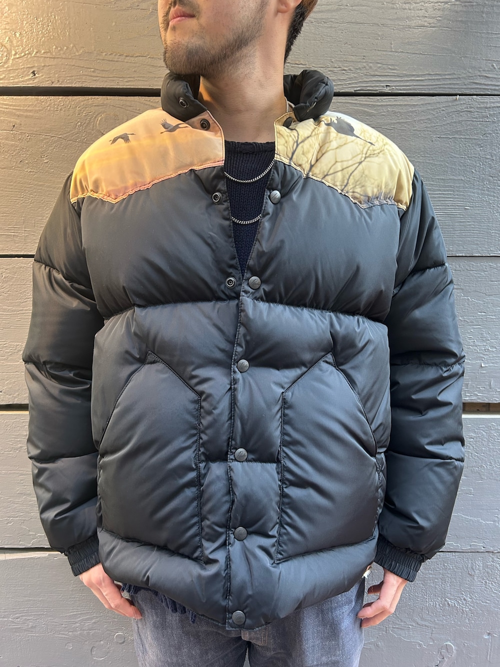 ブラック系のダウンジャケット/コートを着用したメンズの秋コーディネートの2枚目の写真