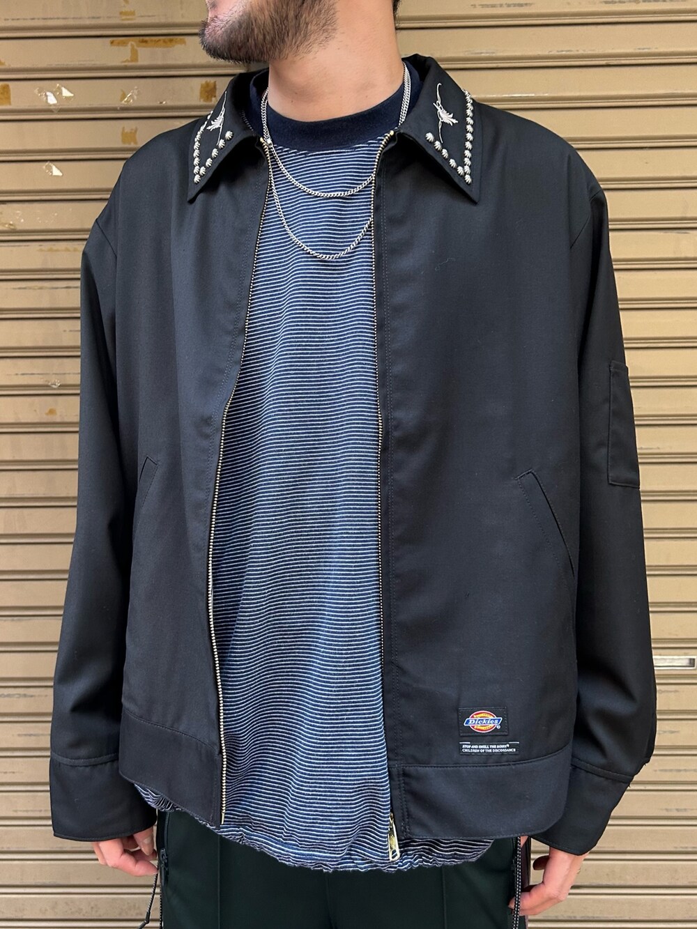 ブラック系のその他アウターを着用したメンズの秋コーディネートの2枚目の写真