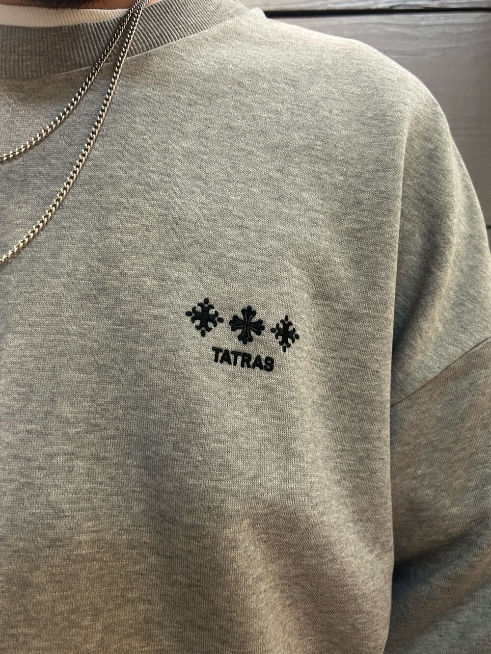 グレー系のスウェットを着用したメンズの秋コーディネートの3枚目の写真