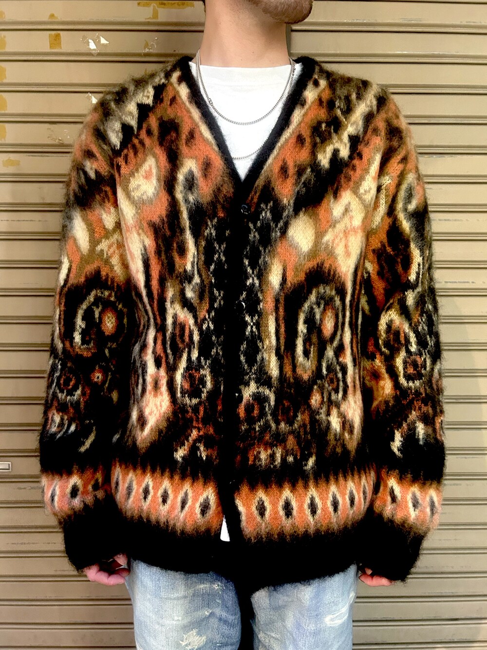 ブラック系のカーディガン/ボレロを着用したメンズの秋コーディネートの2枚目の写真