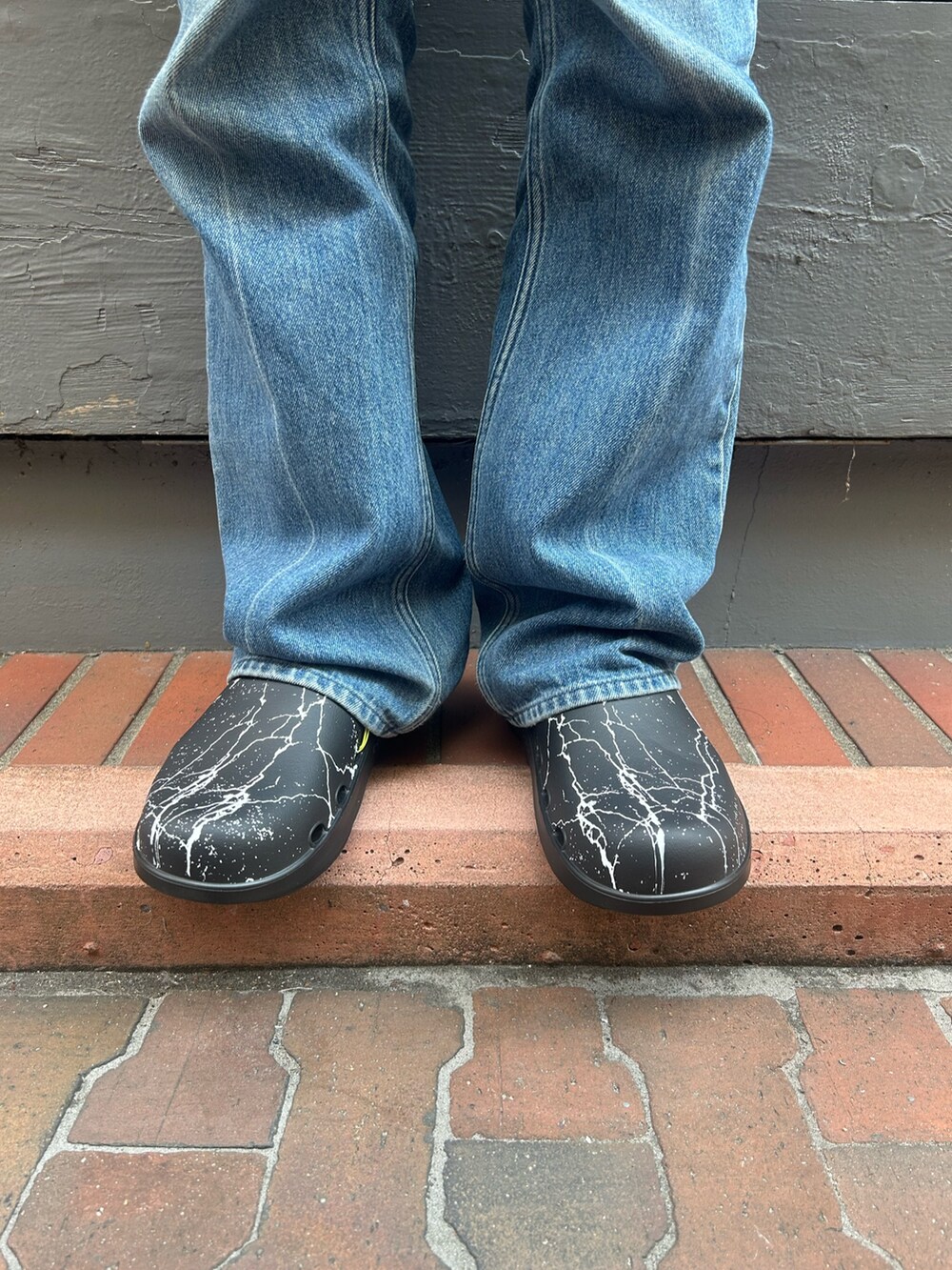 ブラウン系のその他アウター、ブラック系のサンダルを着用したメンズの秋コーディネートの3枚目の写真