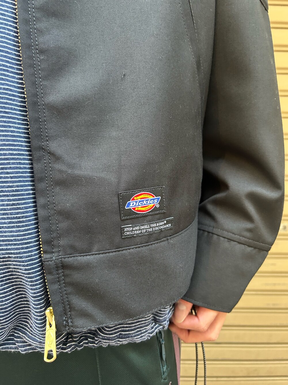 ブラック系のその他アウターを着用したメンズの秋コーディネートの3枚目の写真