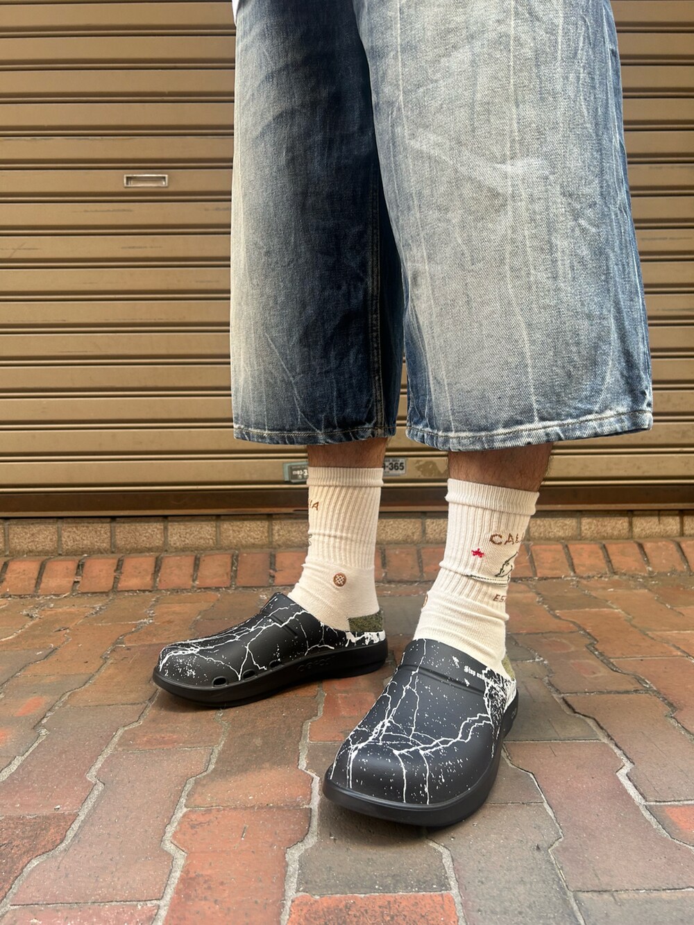 ブラック系のサンダルを着用したメンズの夏コーディネートの3枚目の写真