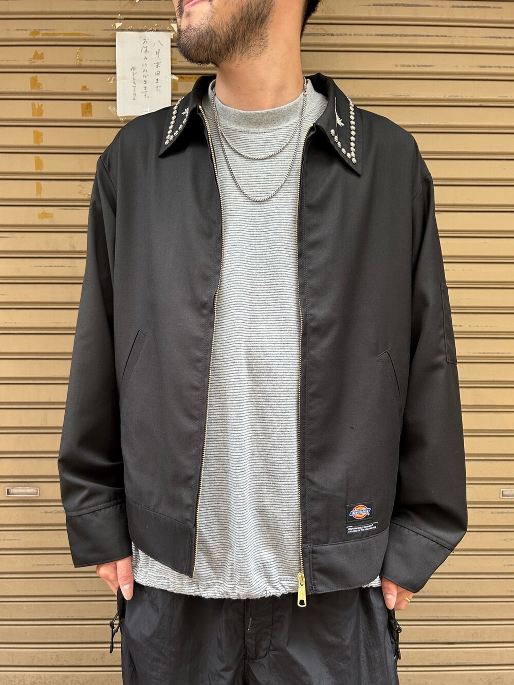 ブラック系のその他アウター、ブラック系のサンダルを着用したメンズの秋コーディネートの2枚目の写真