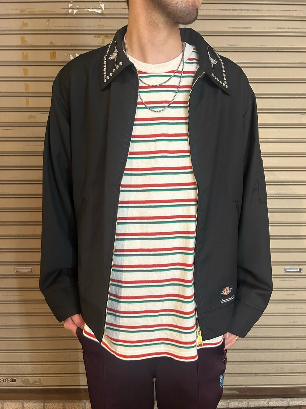 ブラック系のその他アウターを着用したメンズの秋コーディネートの2枚目の写真