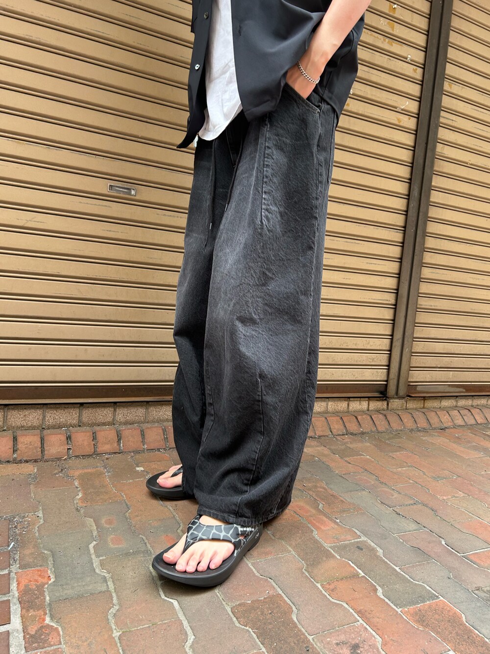 ブラック系のシャツ/ブラウス、ブラック系のパンツ、ブラック系のシューズを着用したメンズの春コーディネートの3枚目の写真