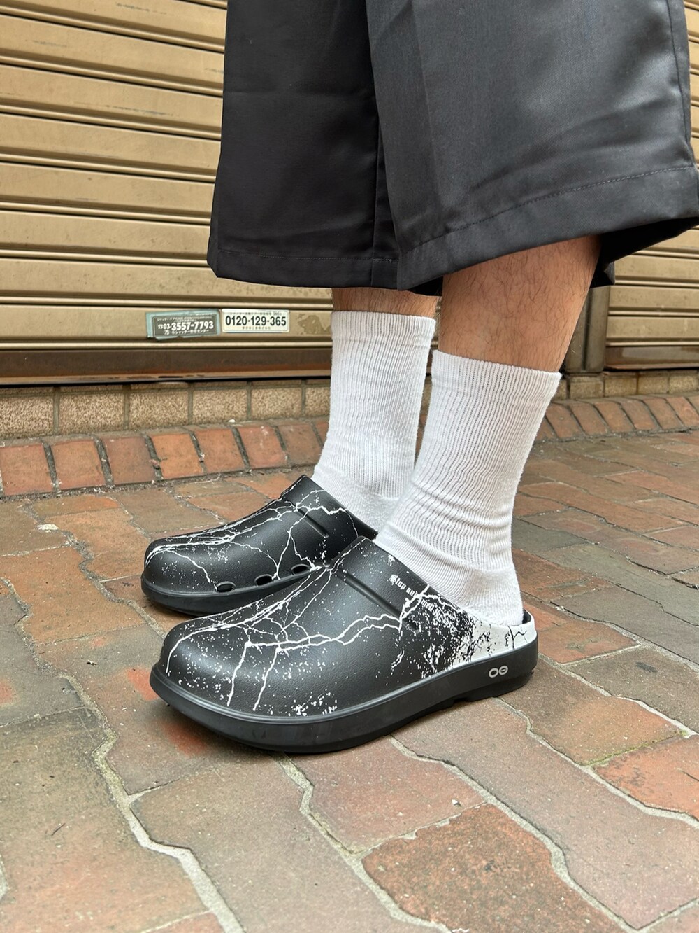 ブラック系のその他パンツ、ブラック系のTシャツ/カットソー、ブラック系のサンダルを着用したメンズの春コーディネートの3枚目の写真