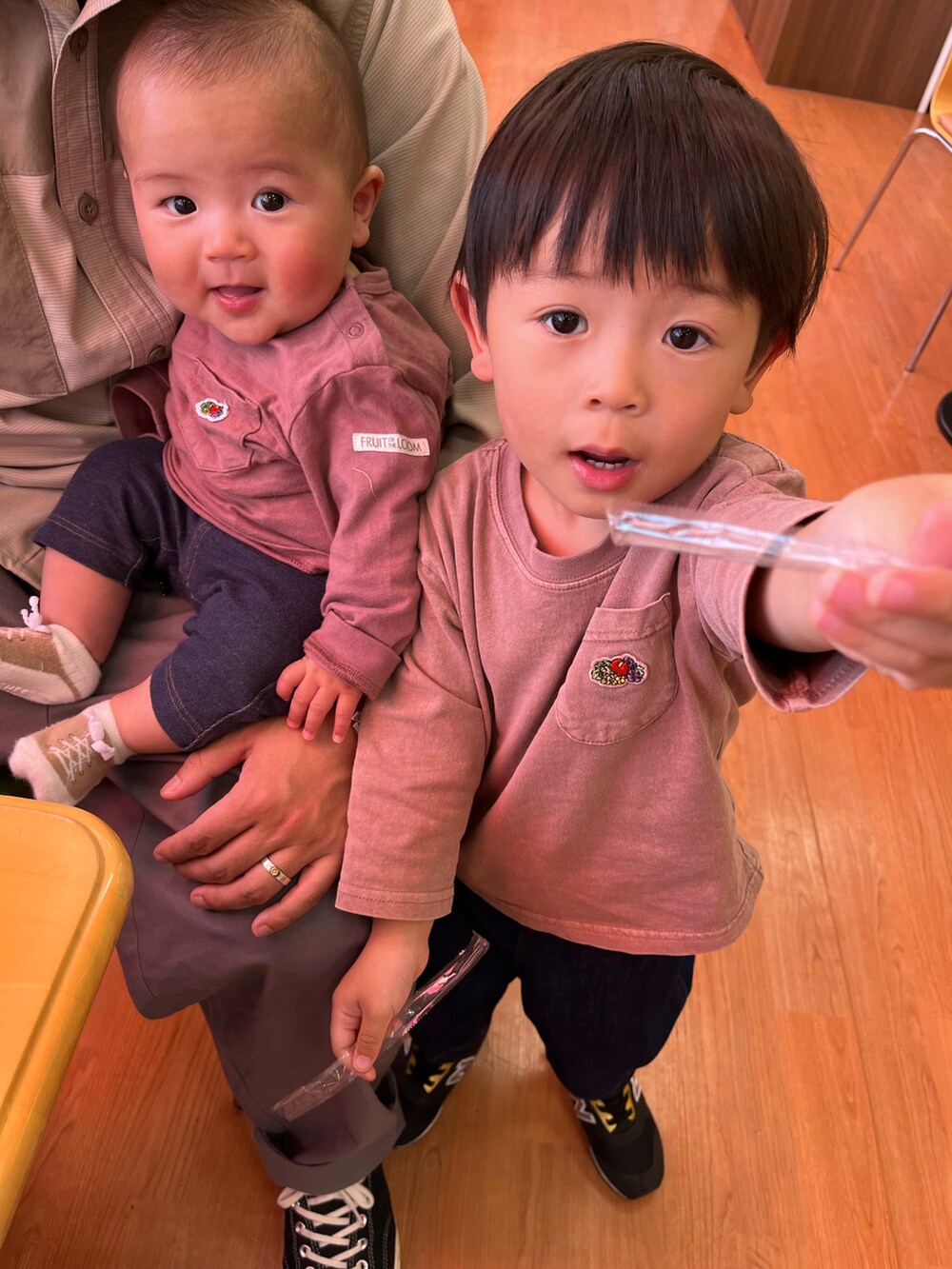 ブルー系のデニムパンツ、ブラック系のスニーカー、ブルー系のその他パンツを着用したキッズの春コーディネートの2枚目の写真