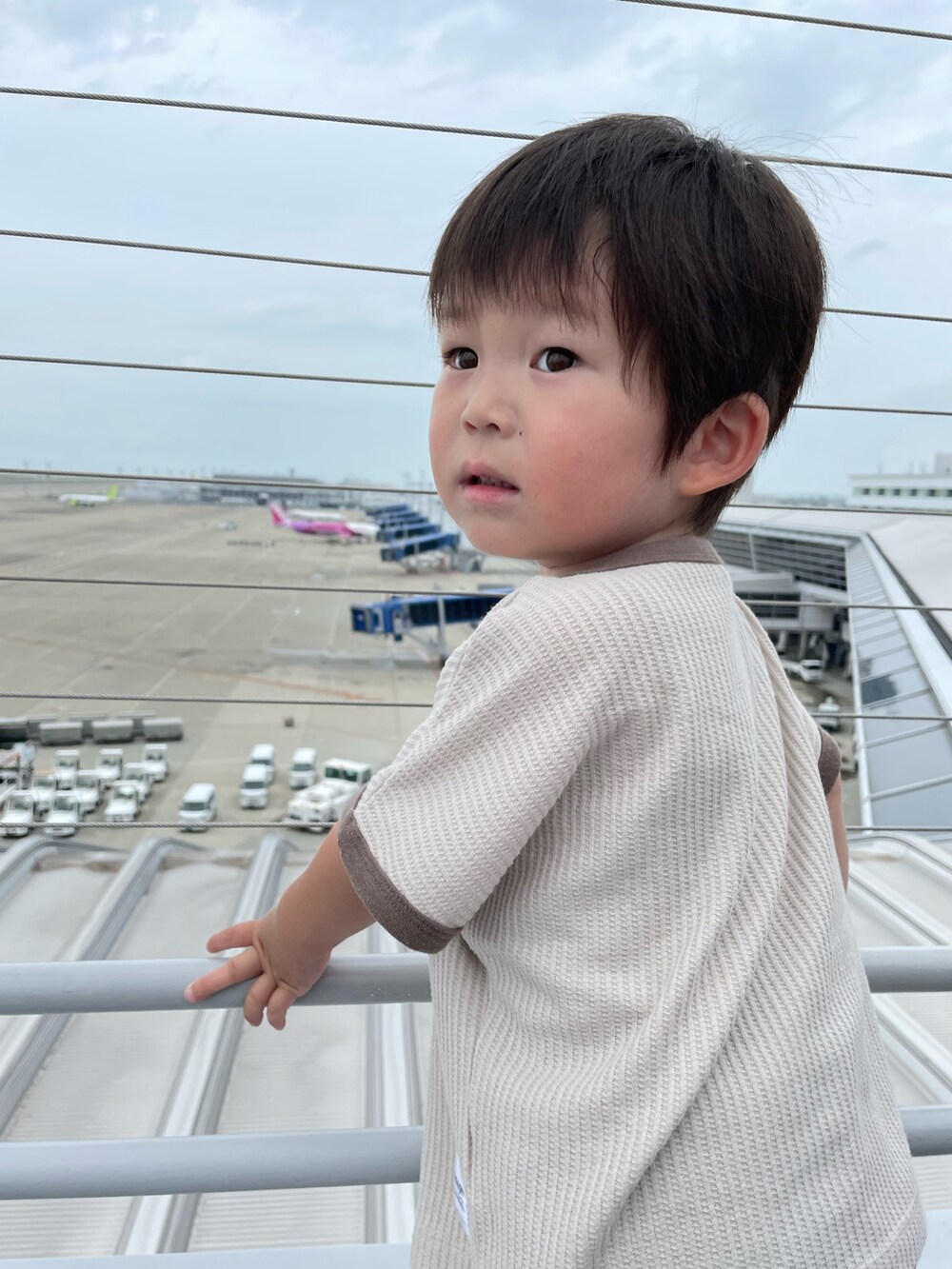 「夏コーデ、休日スタイル、キッズコーデ、男の子コーデ、3歳、セットアップ、pairmanon、サンダル、BREEZE」｜「pairmanonの【ふんわりワッフル】選べるデザイン セットアップ（セットアップ、ベージュ系）」を使った、そらひなさん（キッズ・80cm）の夏コーディネートの2枚目の写真