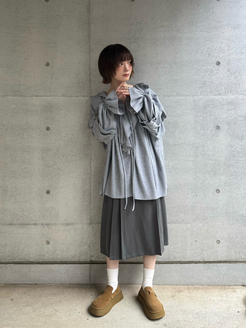 グレー系のシャツ/ブラウス、グレー系のスカート、ブラウン系のシューズを着用したレディースの夏コーディネートの2枚目の写真