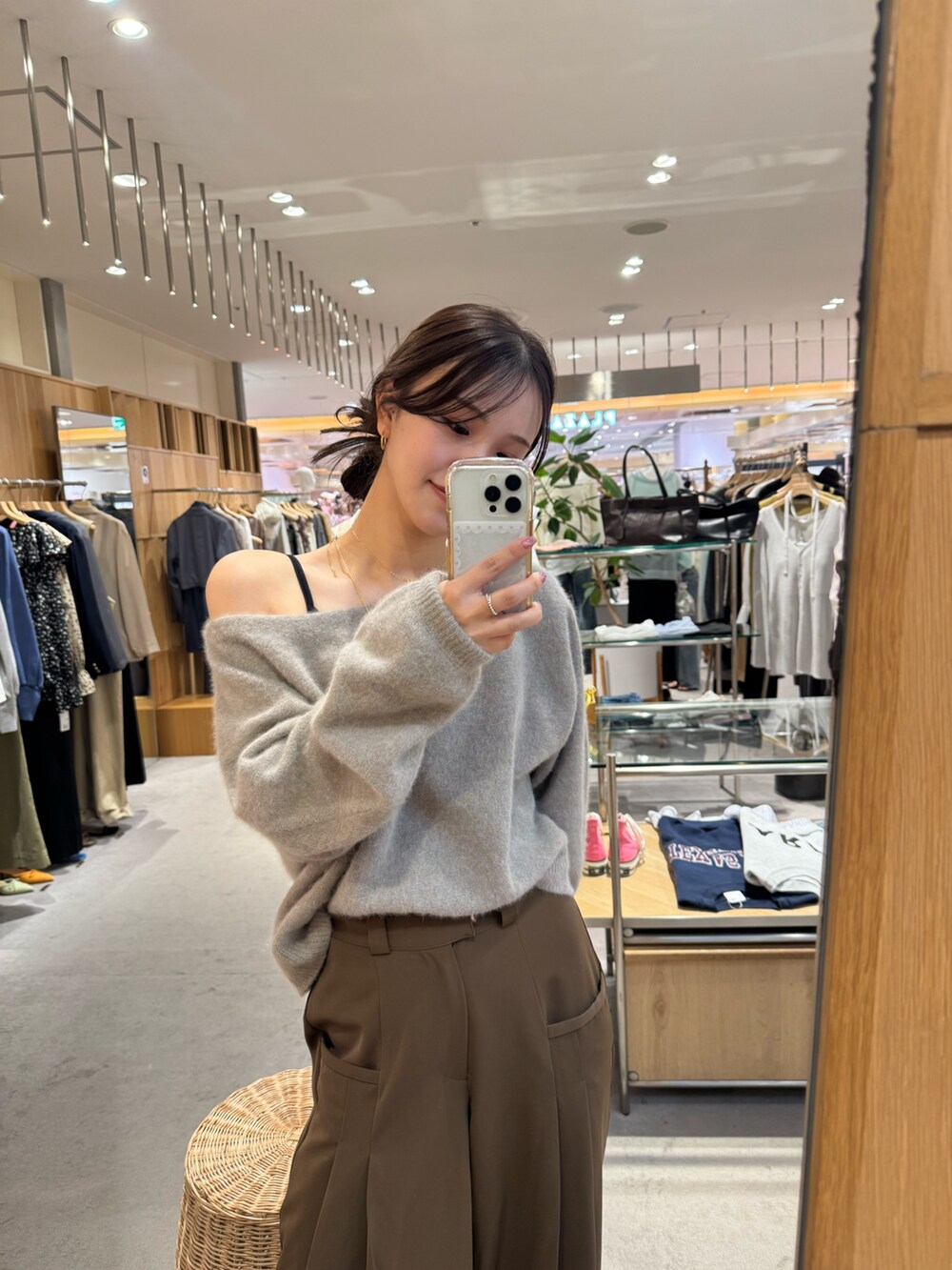 ブラウン系のニット/セーター、ブラウン系のその他パンツ、ブラック系のブーツを着用したレディースの秋コーディネートの2枚目の写真