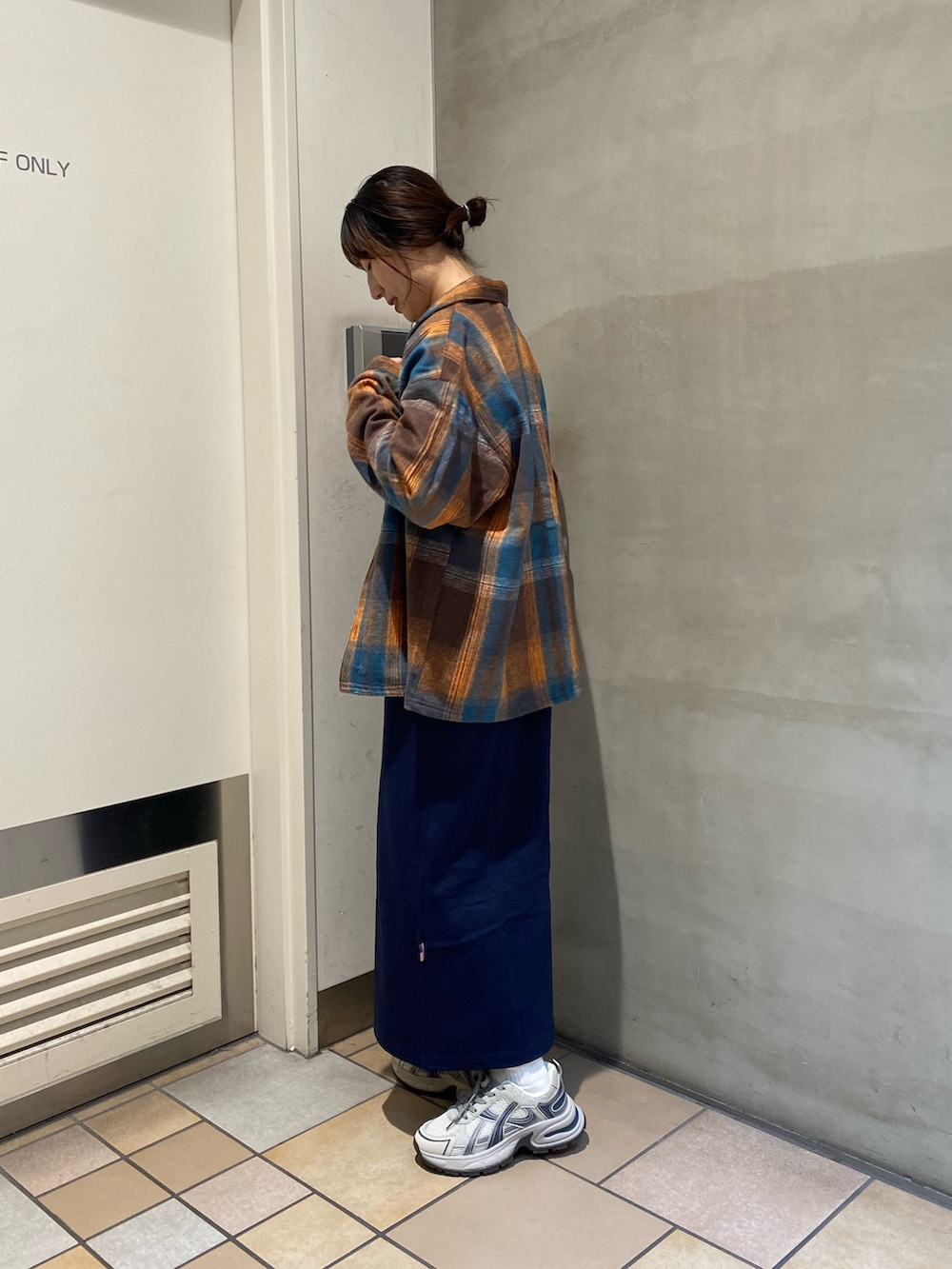 「テーマパークコーデ、秋っぽコーデ更新中、デートコーデ、チェック、ハロウィン、スニーカー、お出かけコーデ、スポーツミックス、秋コーデ、ワンピース」｜「CIAOPANIC TYPYのUSAコットンバックオープン配色リンガーワンピース（ワンピース、ブルー系）」を使った、ささきともみさん（レディース・158cm）の秋コーディネートの2枚目の写真