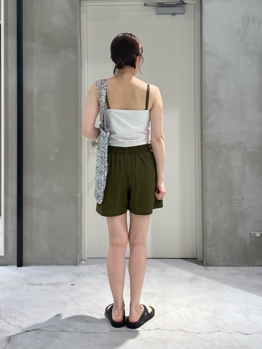 「ハーフパンツ、休日スタイル、デートコーデ、ボーダー、ショートパンツ、アウトドアスタイル、プチプラ、トートバッグ、スポーツミックス、水着、海、夏、夏コーデ、キャミソール、サンダル」｜「CIAOPANIC TYPYの【WEB限定】シャーリングサイドリボンストライプ水着3点セット（水着、ホワイト系）」を使った、ささきともみさん（骨格ストレート・レディース・158cm）の春コーディネートの3枚目の写真