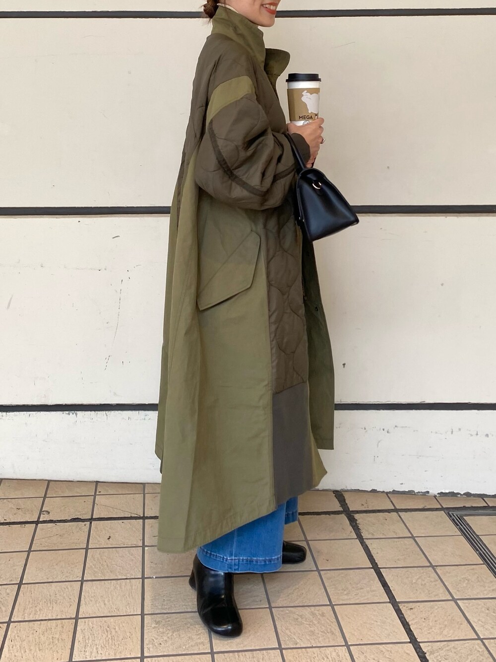 「秋コーデ、デニム、シンプルコーデ、キルティング、グラデーション、フレアパンツ、ニット、レイヤードスタイル、きれいめカジュアル、ロングコート、ミニバッグ、ミリタリー、ショートブーツ、CIAOPANIC TYPY、骨格ウェーブ」｜「CIAOPANIC TYPYの【新色追加】【etsinta/エシンタ】切替マキシミリタリーコート（その他アウター、グリーン系）」を使った、ささきともみさん（レディース・158cm）の秋コーディネートの3枚目の写真