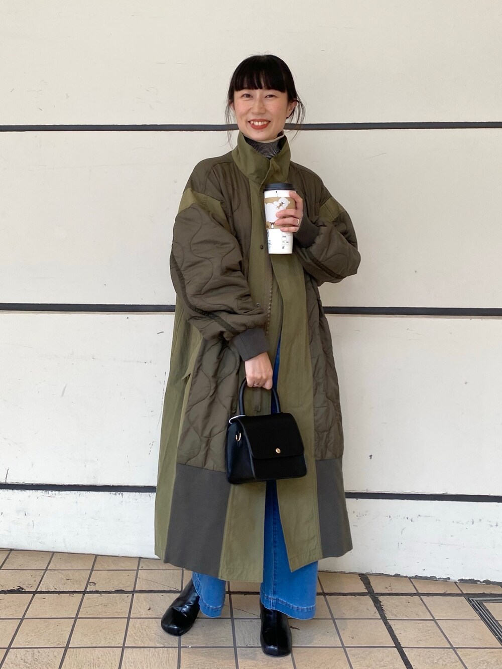 「秋コーデ、デニム、シンプルコーデ、キルティング、グラデーション、フレアパンツ、ニット、レイヤードスタイル、きれいめカジュアル、ロングコート、ミニバッグ、ミリタリー、ショートブーツ、CIAOPANIC TYPY、骨格ウェーブ」｜「CIAOPANIC TYPYの【新色追加】【etsinta/エシンタ】切替マキシミリタリーコート（その他アウター、グリーン系）」を使った、ささきともみさん（レディース・158cm）の秋コーディネートの2枚目の写真