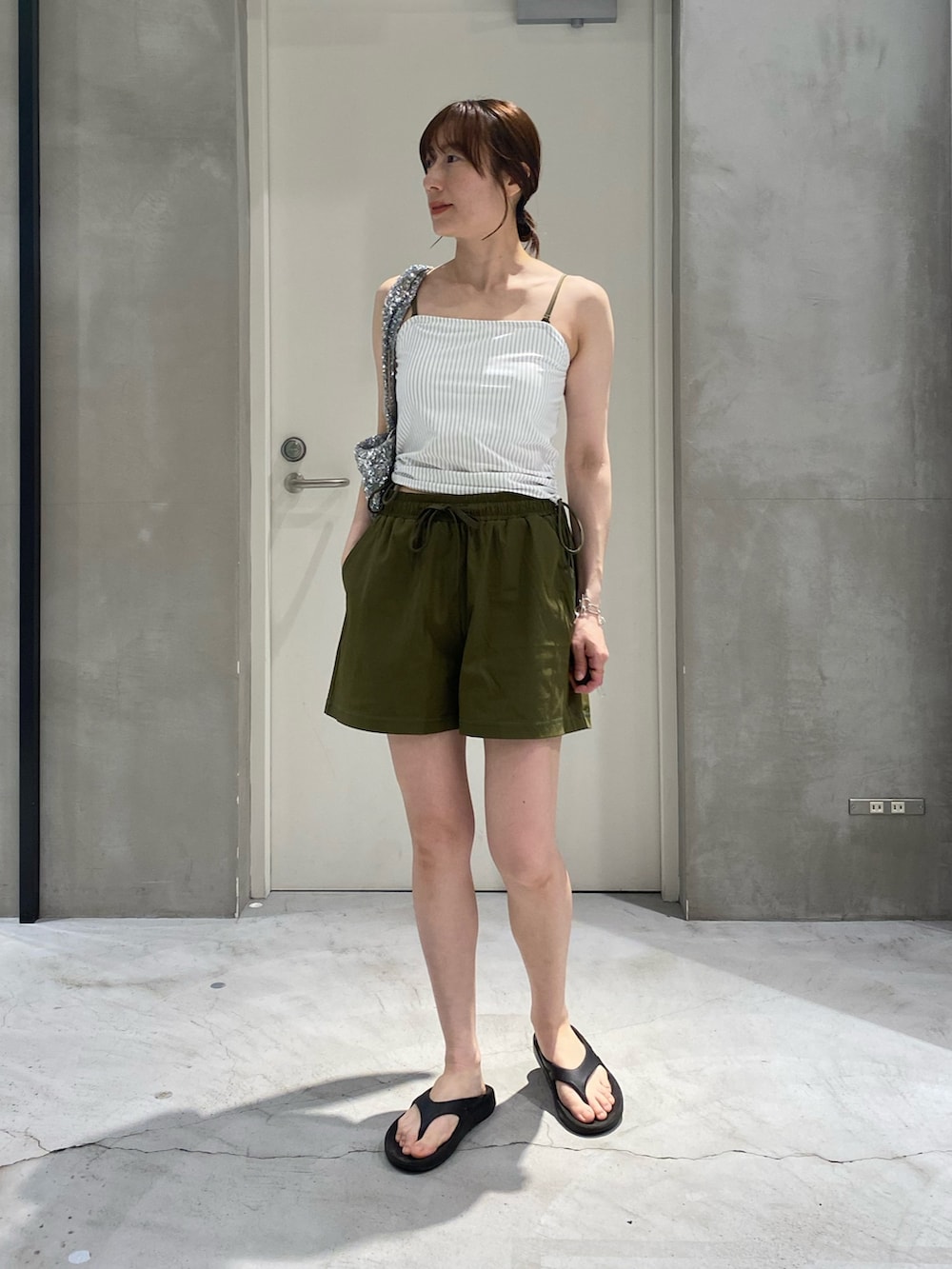 「ハーフパンツ、休日スタイル、デートコーデ、ボーダー、ショートパンツ、アウトドアスタイル、プチプラ、トートバッグ、スポーツミックス、水着、海、夏、夏コーデ、キャミソール、サンダル」｜「CIAOPANIC TYPYの【WEB限定】シャーリングサイドリボンストライプ水着3点セット（水着、ホワイト系）」を使った、ささきともみさん（骨格ストレート・レディース・158cm）の春コーディネートの4枚目の写真