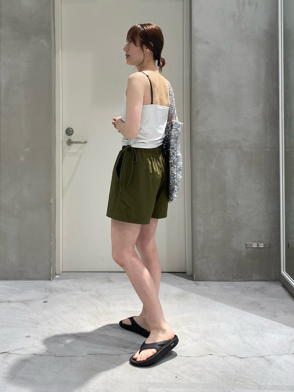 「ハーフパンツ、休日スタイル、デートコーデ、ボーダー、ショートパンツ、アウトドアスタイル、プチプラ、トートバッグ、スポーツミックス、水着、海、夏、夏コーデ、キャミソール、サンダル」｜「CIAOPANIC TYPYの【WEB限定】シャーリングサイドリボンストライプ水着3点セット（水着、ホワイト系）」を使った、ささきともみさん（骨格ストレート・レディース・158cm）の春コーディネートの2枚目の写真