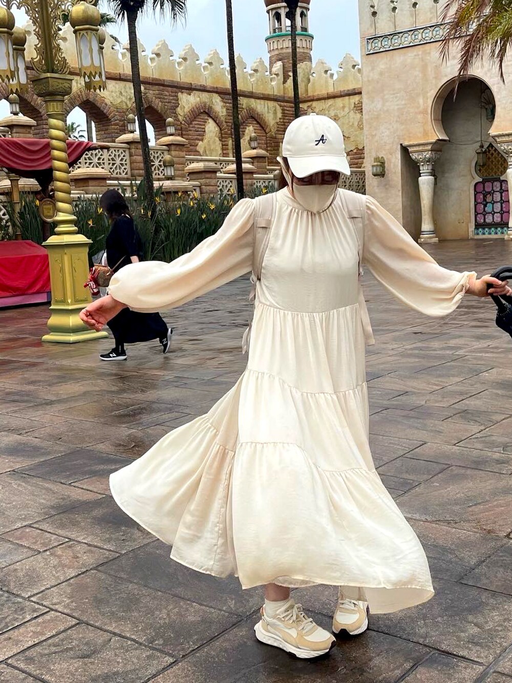 ホワイト系のワンピース、ベージュ系のスニーカーを着用したレディースの春コーディネートの2枚目の写真