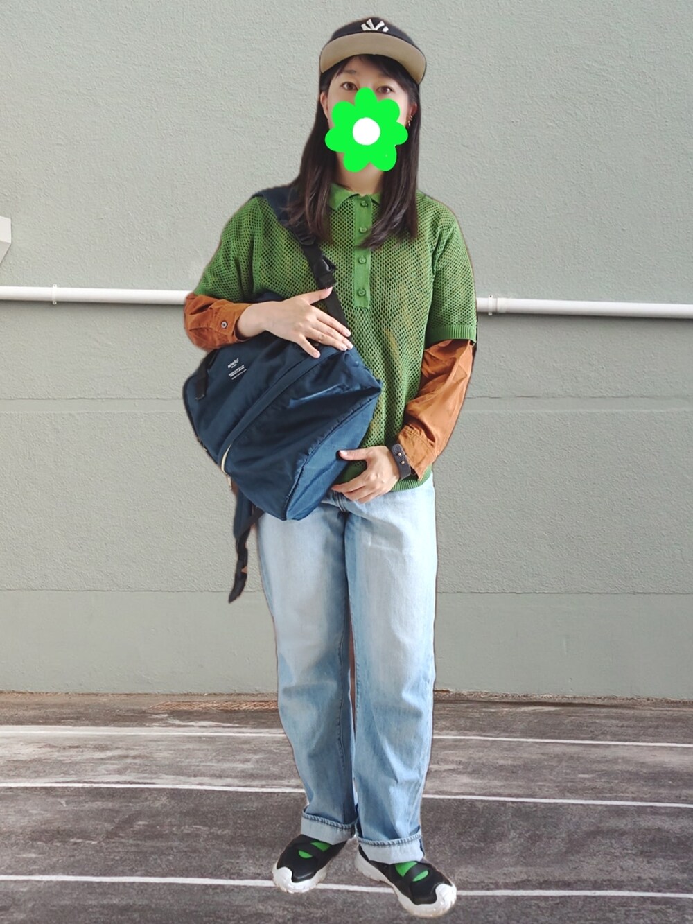 ブルー系のバックパック/リュック、ブルー系のデニムパンツ、イエロー系のシャツ/ブラウスを着用したレディースの春コーディネートの2枚目の写真