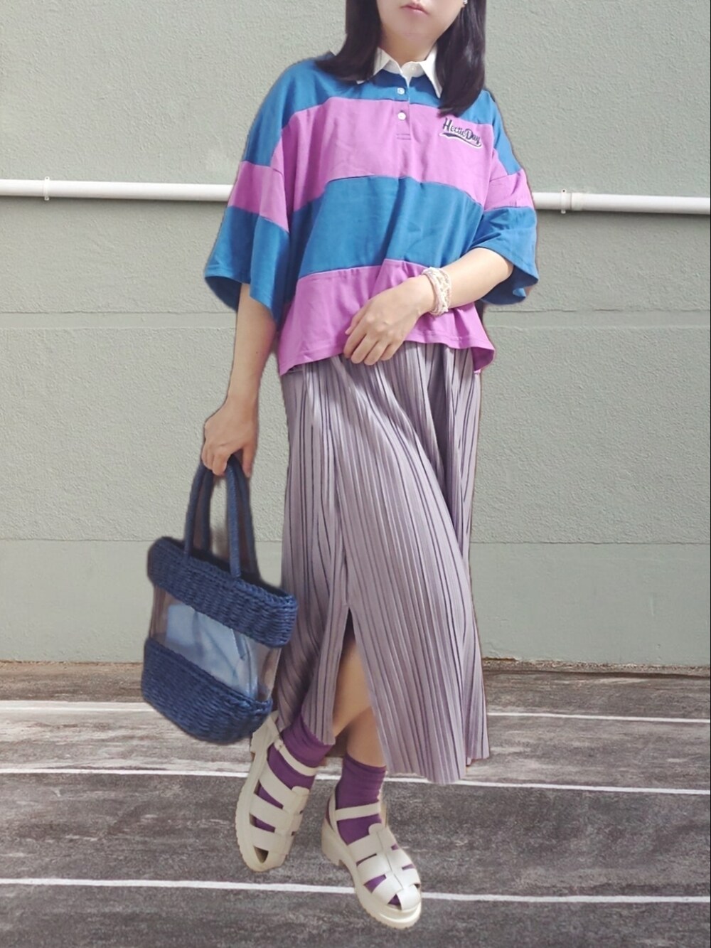 ブルー系のかごバッグ、ホワイト系のサンダル、その他のポロシャツを着用したレディースの夏コーディネートの2枚目の写真