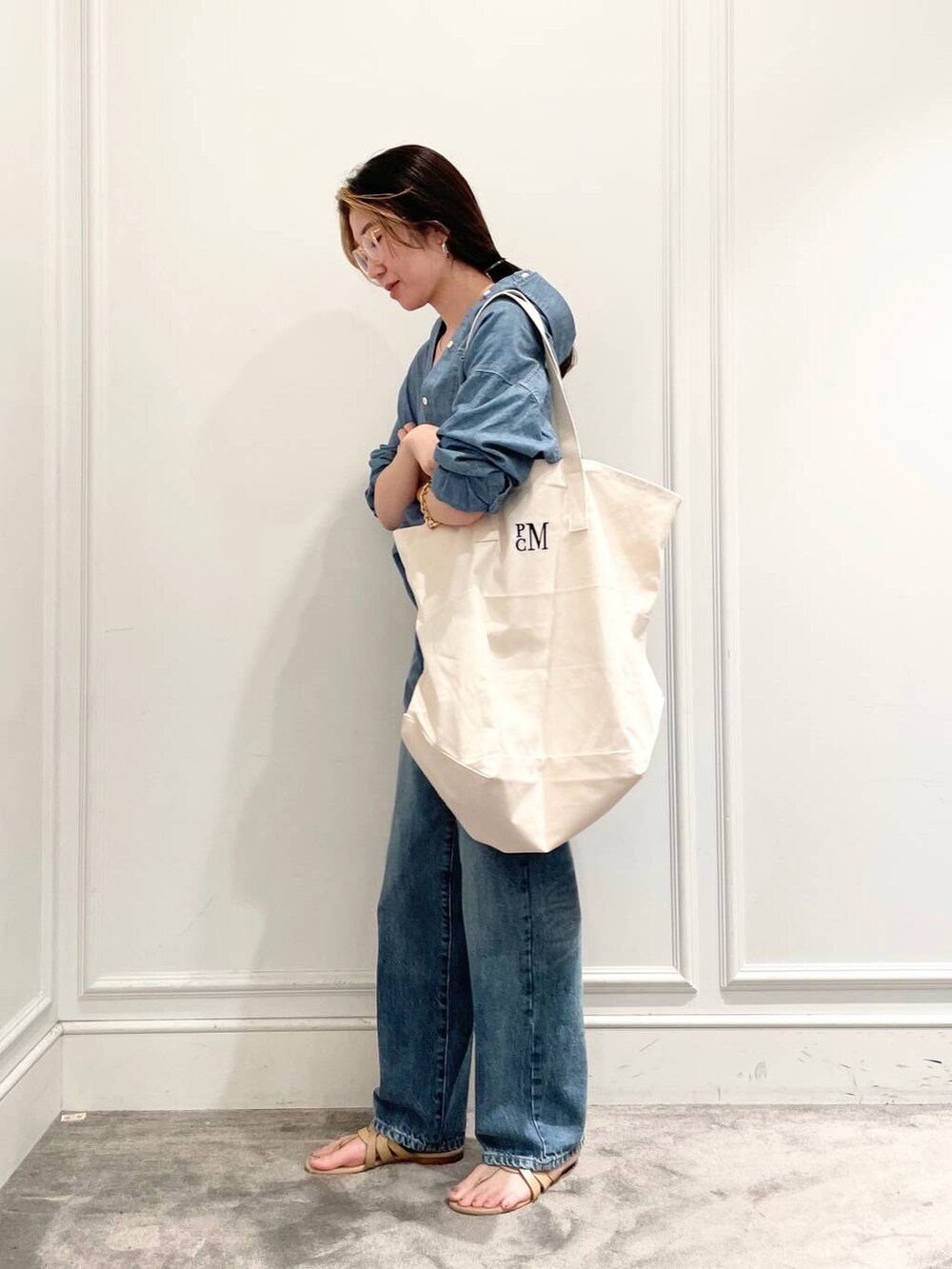 ブラック系のキャミソール、ブルー系のシャツ/ブラウス、ブルー系のデニムパンツを着用したレディースの夏コーディネートの5枚目の写真