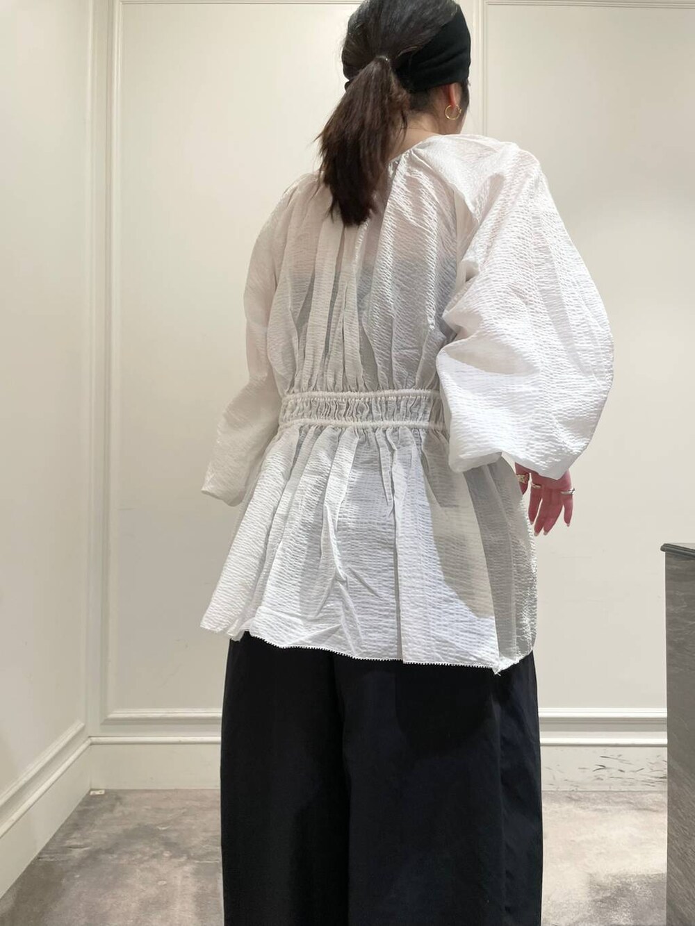 ブラック系のショルダーバッグ、ブラック系のパンプス、ブラック系のキャミソールを着用したレディースの夏コーディネートの8枚目の写真