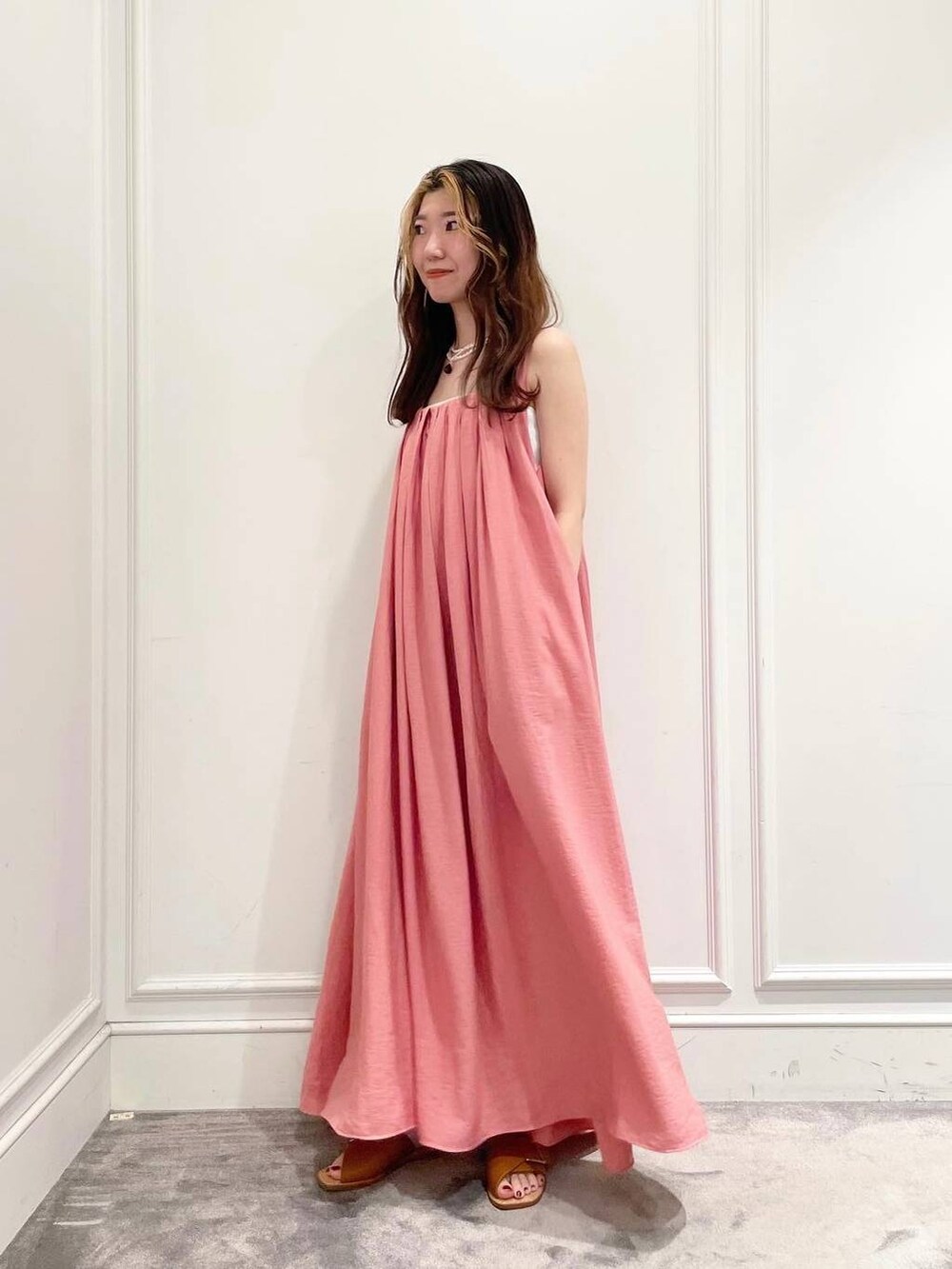 ホワイト系のキャミソール、ピンク系のワンピース、イエロー系のサンダルを着用したレディースの夏コーディネートの3枚目の写真