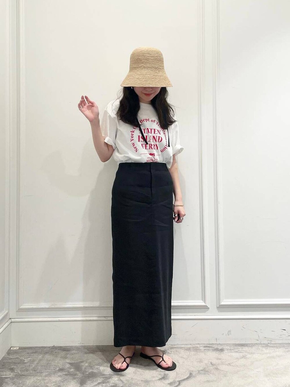 ホワイト系のTシャツ/カットソー、グレー系のスカート、ブラック系のキャミソールを着用したレディースの夏コーディネートの2枚目の写真