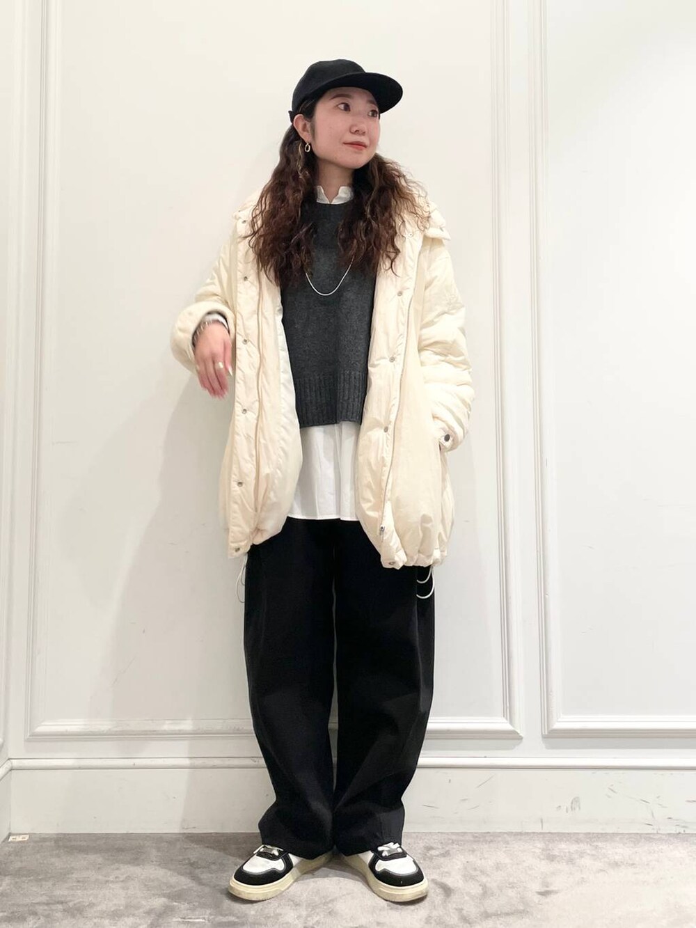 ホワイト系のブルゾン、ホワイト系のシャツ/ブラウス、ブルー系のその他パンツを着用したレディースの冬コーディネートの2枚目の写真