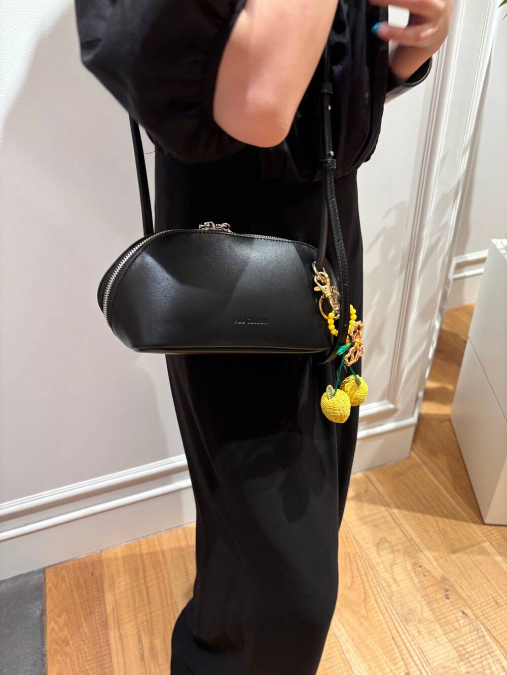 ブラック系のサンダル、ブラック系のつなぎ/オールインワン、ブラック系のショルダーバッグを着用したレディースの夏コーディネートの6枚目の写真