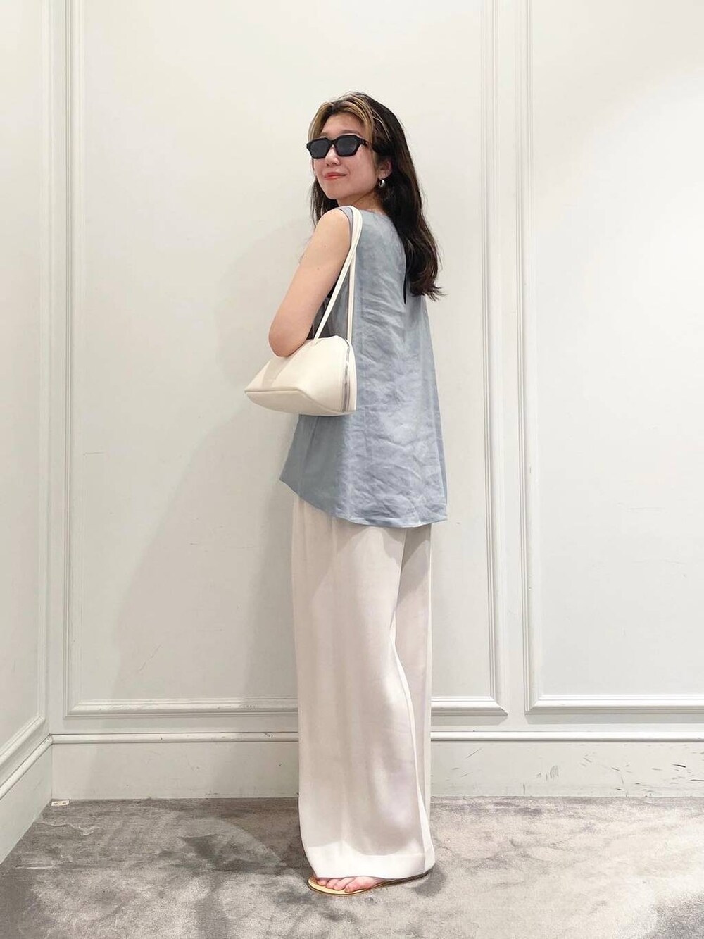 ホワイト系のその他パンツ、シルバー系のサンダル、グリーン系のシャツ/ブラウスを着用したレディースの夏コーディネートの3枚目の写真